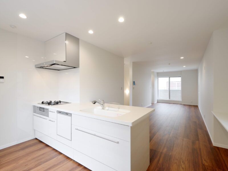 ホワイトキッチンが映えるシンプルモダンの狭小住宅 29 注文住宅 アパート建築なら武蔵ホーム ホワイトキッチンが映えるシンプルモダンの狭小住宅 29 注文住宅 アパート建築なら武蔵ホーム